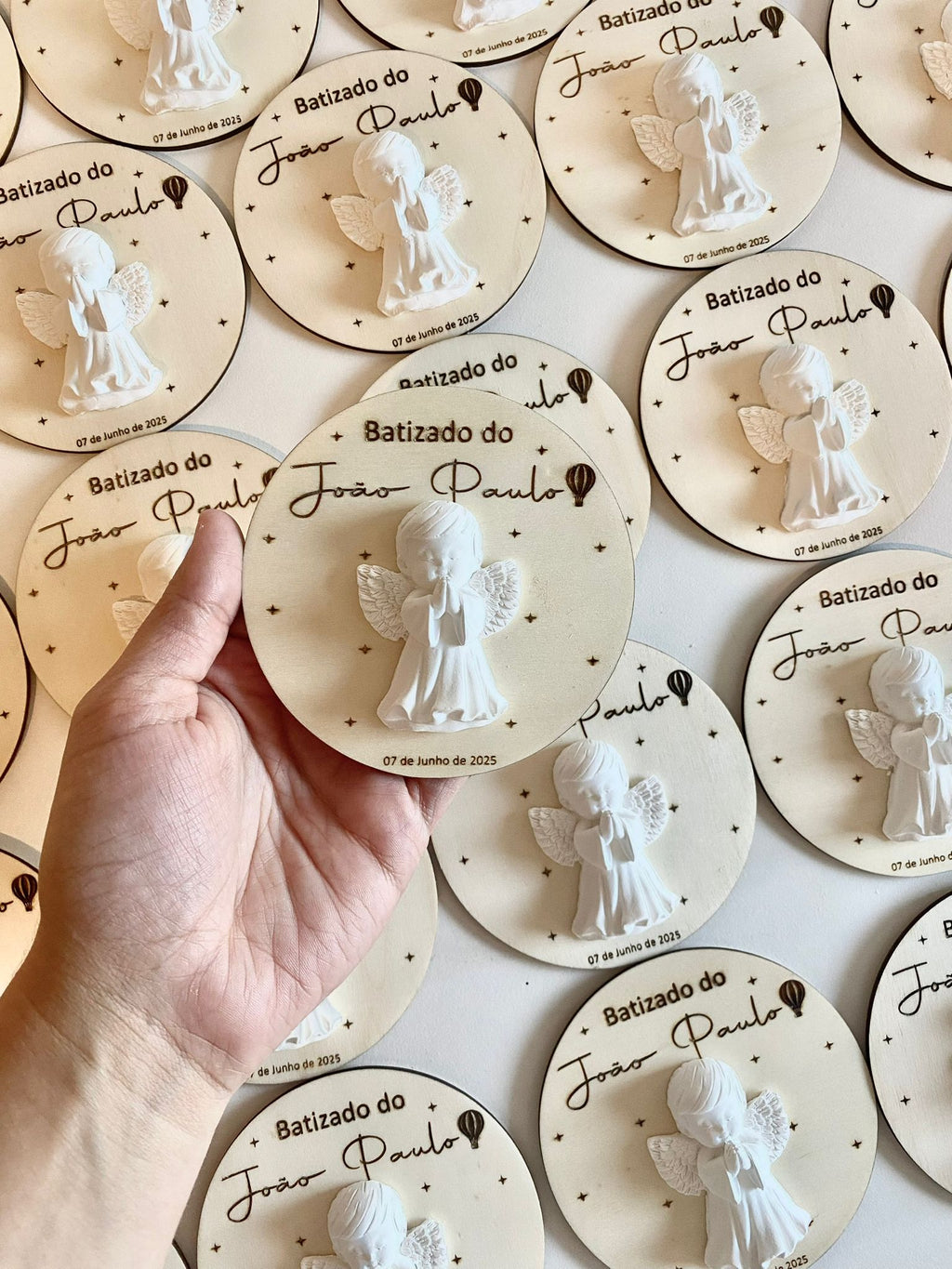 Anjinho em base de madeira